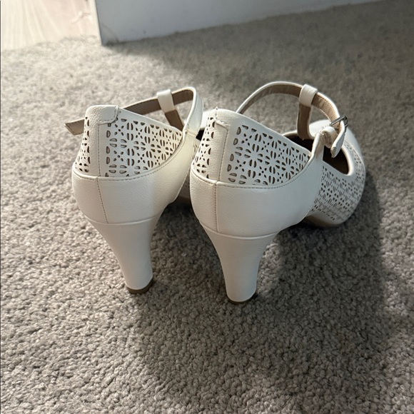 Giani Bernini Cream T-Strap Heels - Picture 3 of 4